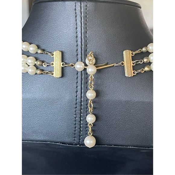 Vintage Avon Three Strand Faux Pearl Butterfly Choker Necklace 14-17” Book Piece - Picture 4 of 8